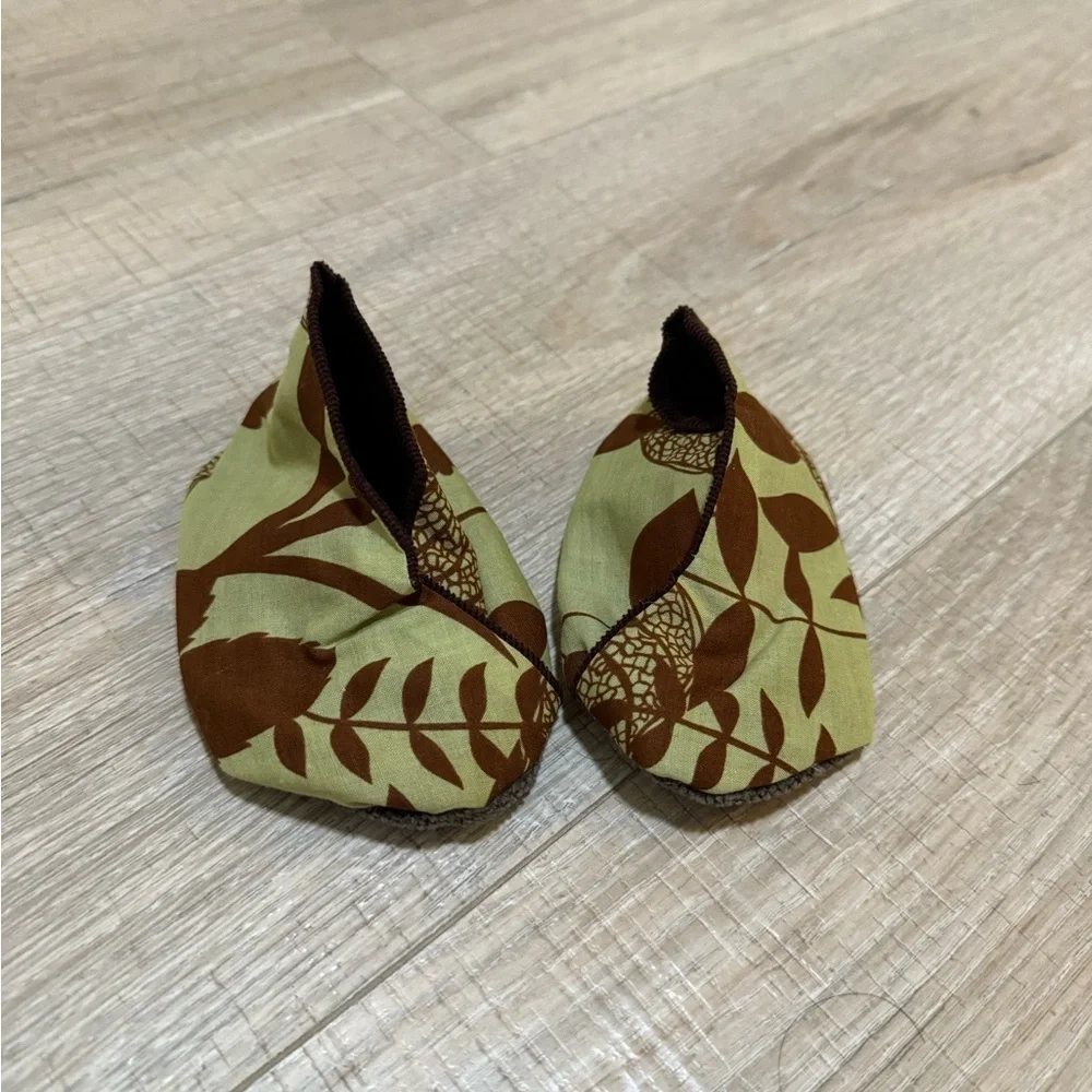 Mimosa Designs Handmade Baby Booties – Brown/Green Leaf Print